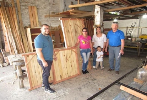 FAMILIAS DE DOS BARRIOS RECIBIERON MOBILIARIO