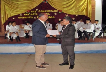 DISTINGUEN COMO COLABORADOR AL INTENDENTE EN ESCUELA RURAL