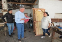 ENTREGA DE MOBILIARIO A VECINOS Y CARRETILLAS PARA EL BALNEARIO