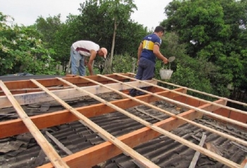 COLABORAN CON VECINO EN EL TECHADO DE SU VIVIENDA EN BARRIO CAMBA POR&Aacute;