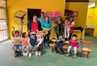 EN DÍA DE LA TRADICIÓN VISITAN CON MÚSICA FOLKLÓRICA A NIÑOS
