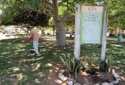 EMBELLECEN PLAZA EN HOMENAJE AL POETA ALARCON