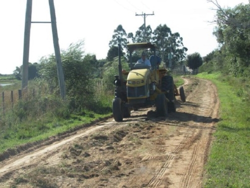 INTERVIENEN CON MEJORAS CAMINO VECINAL DE COLONIA SAN MART&Iacute;N