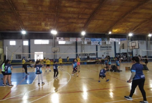 ENCUENTRO DE MINIVOLEY EN EL POLIDEPORTIVO