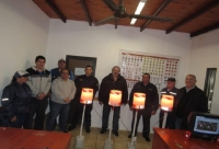ENTREGAN CONOS DE MATERIAL RECICLADO PARA CONTROL POLICIAL