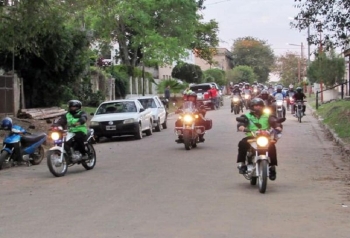 ESPECTACULAR DESFILE DE MOTOS EN LAS CALLES POR EL MOTOENCUENTRO