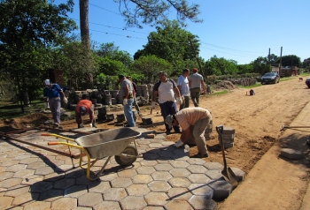 ETAPA FINAL DE COLOCACI&Oacute;N DE ADOQUINES SOBRE ALBERDI