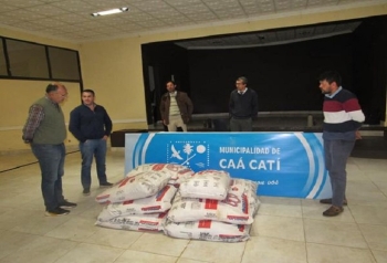 ENTREGAN M&Aacute;S 500 KG DE AZ&Uacute;CAR A PRODUCTORES AP&Iacute;COLAS