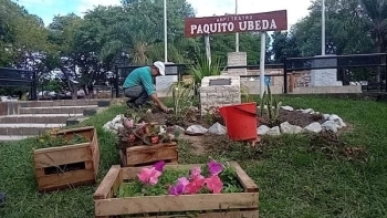 EMBELLECEN CON FLORES LA PLAZA BELGRANO