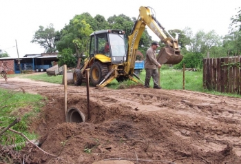 REALIZAN ENTUBAMIENTO CON ARREGLO DE CALLE PARA QUE AGUA ESCURRA MEJOR