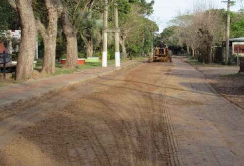 SE TRABAJO EN EL PERFILADO DE CALLES DE TIERRA
