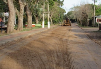 SE TRABAJO EN EL PERFILADO DE CALLES DE TIERRA