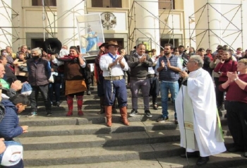INTENDENTE ACOMPA&Ntilde;&Oacute; A LOS PEREGRINOS HASTA LA CASA DE LA VIRGEN DE ITAT&Iacute;